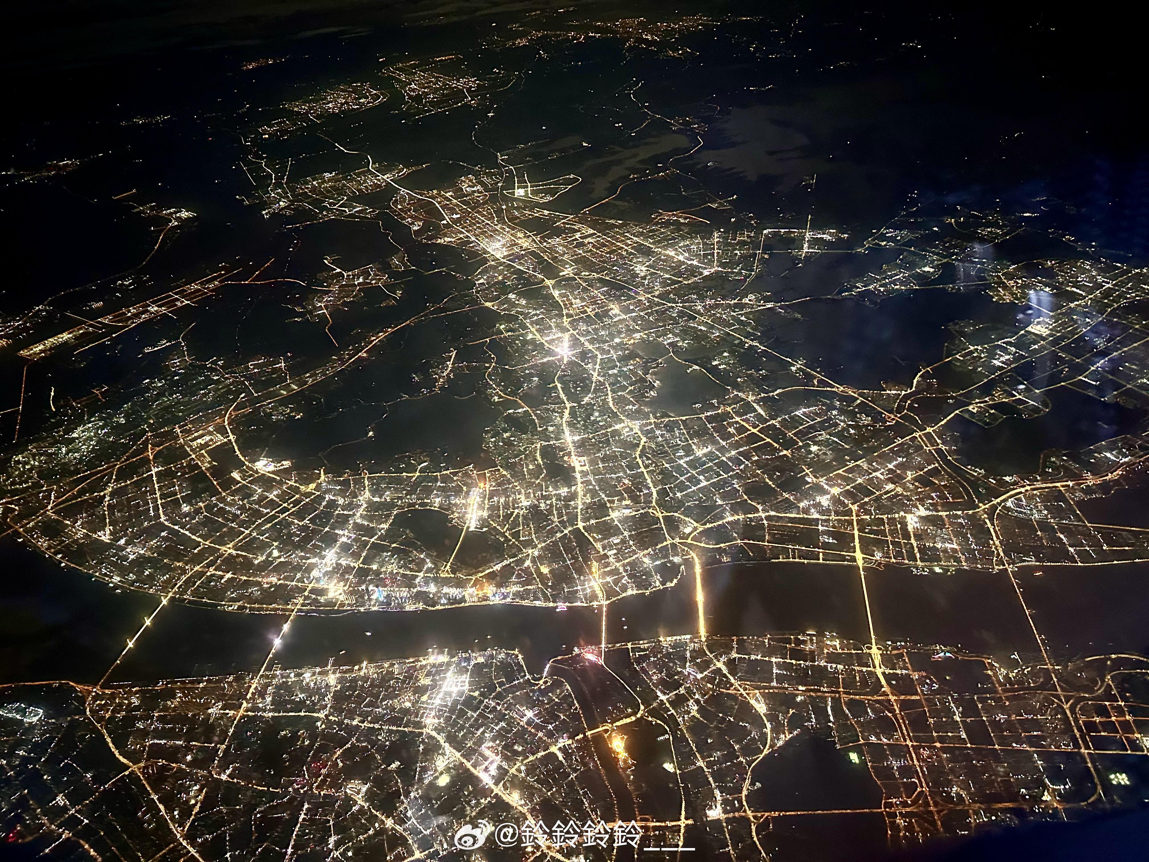 地上的星星（是説這是甚麼城市？看飛行地圖好像是武漢不過我不確定[頂] ​​​