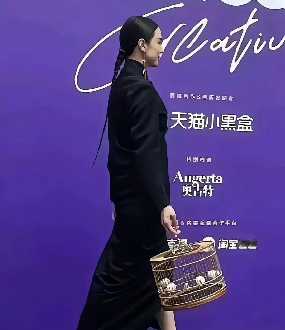 这下出大糗了，
宋佳怎么也没想到自己的一世英名，
竟然毁在了这次活动穿搭上，引起