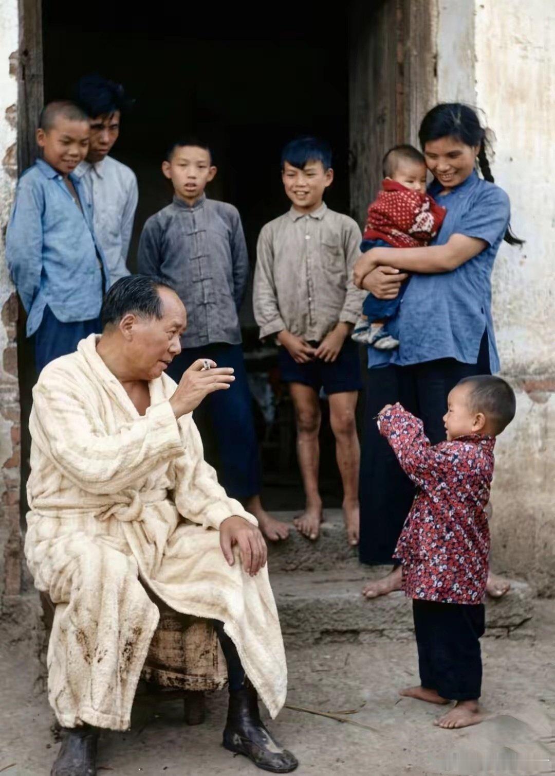 刚游完长江，满脚黑泥的主席在休息，一个大胆的小孩上前跟主席说话，主席饶有兴致的跟