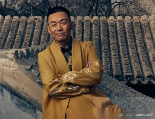 王宝强，曾经的“傻根”，如今却是大名鼎鼎的影帝。记得十年前，他还只是一个默默无闻