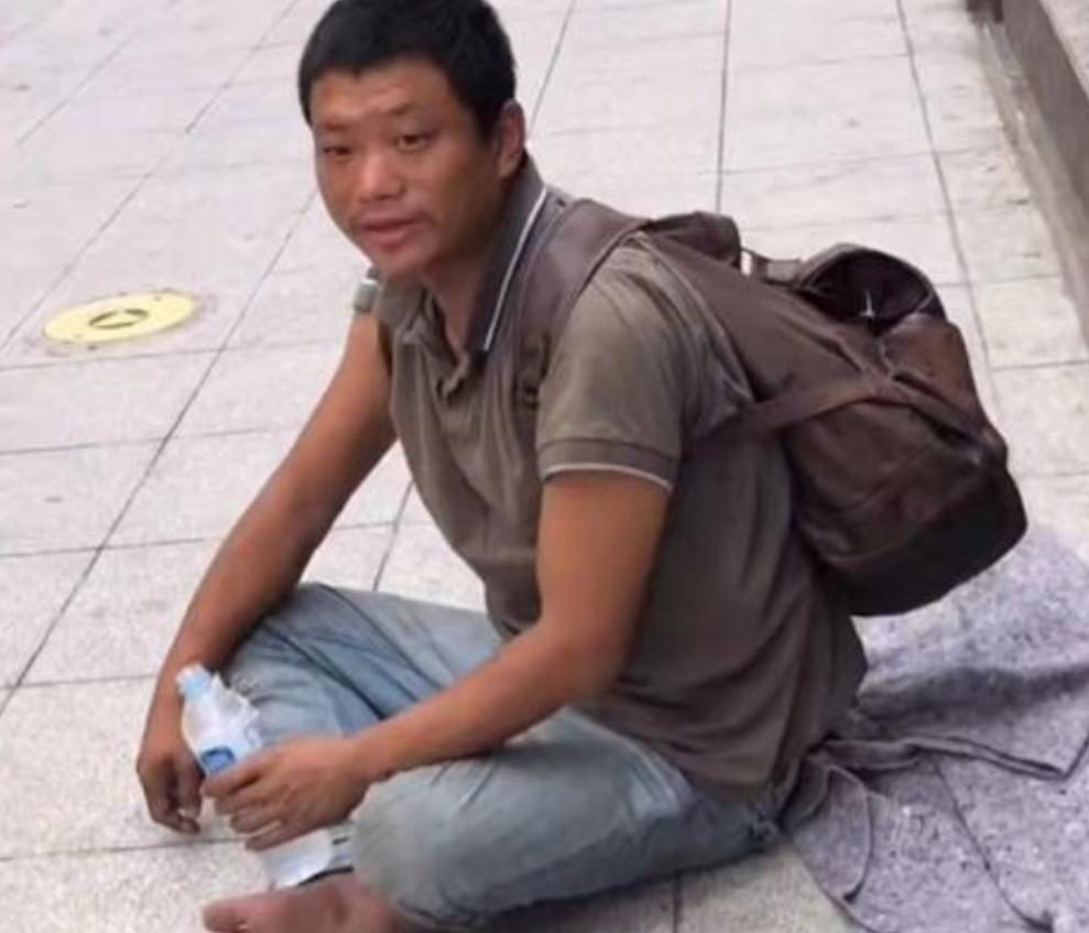“我不配回中国，没脸见人”，他流落巴西街头，靠乞讨为生，当大使馆找到他时，他却死