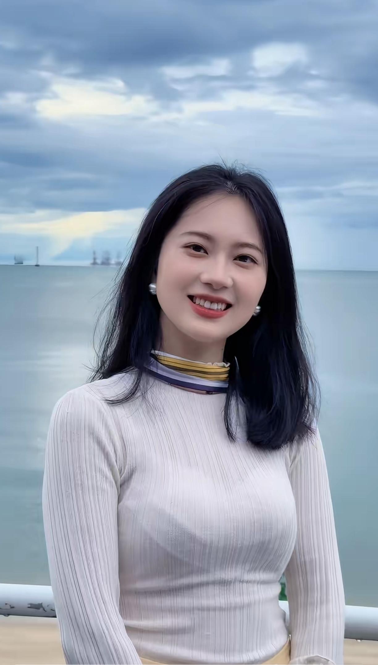 很像我的同学，笑容也一样！