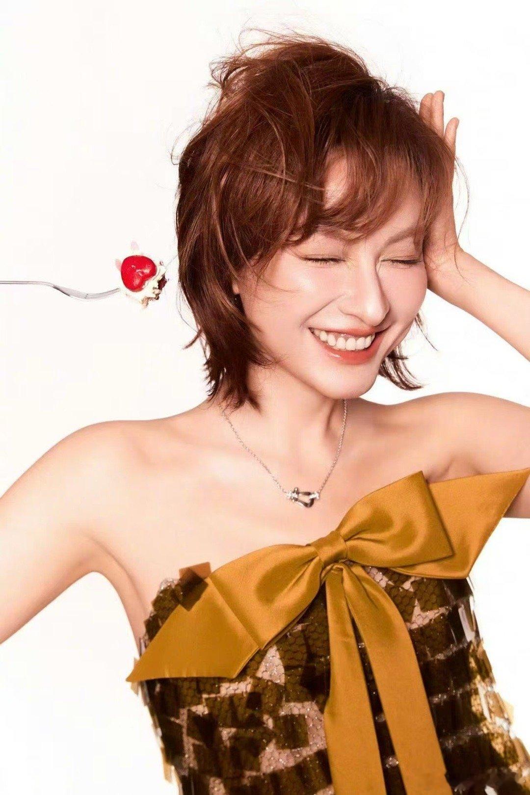 吴昕 标准的8颗牙齿微笑 被吴昕的最新物料甜晕了！这个标准的八颗牙齿笑容，配上她