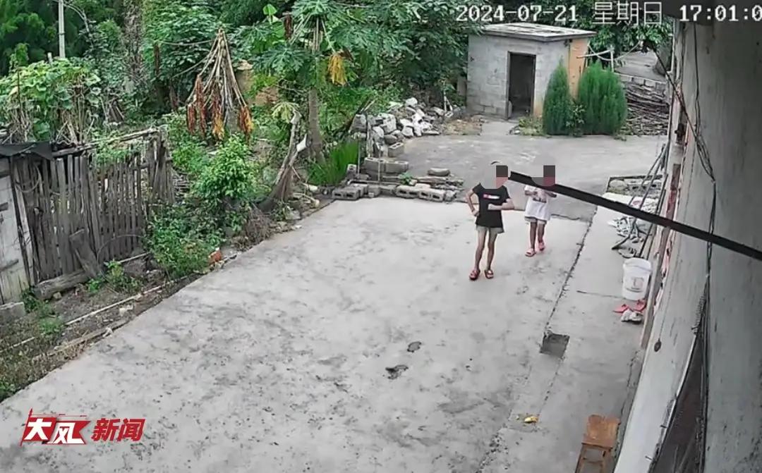 “作孽呀！”广西百色，一女子7个月大的儿子，被邻居家11岁和9岁女孩，抱出去折磨