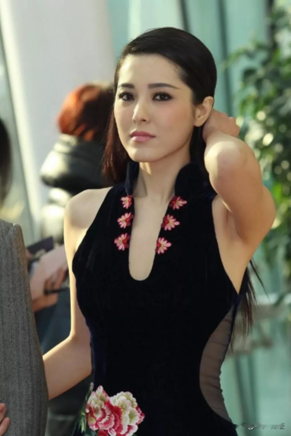 裙子很漂亮，但妆容很失败，像大熊猫！
不知道是谁发明的这种妆容，把眼睛画得乌漆嘛