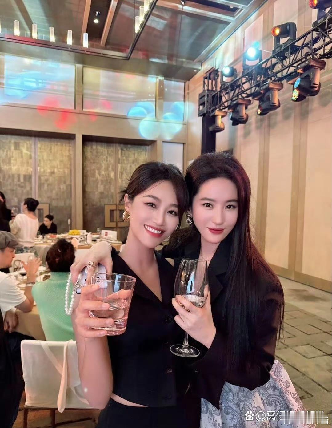 刘亦菲蓝莹盈合影，让人意外的是长相普通的蓝莹盈居然没被神仙姐姐艳压，她是怎么做到