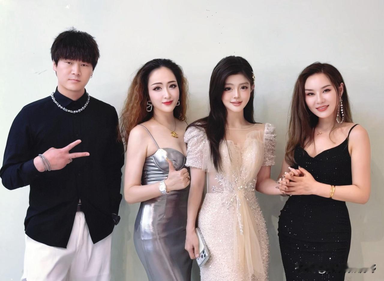 玉人如玉，笑语盈盈玉人抚琴写真 玉器玉人 玉盆美人 玉磘美人 玉佩美人 玉坠美人