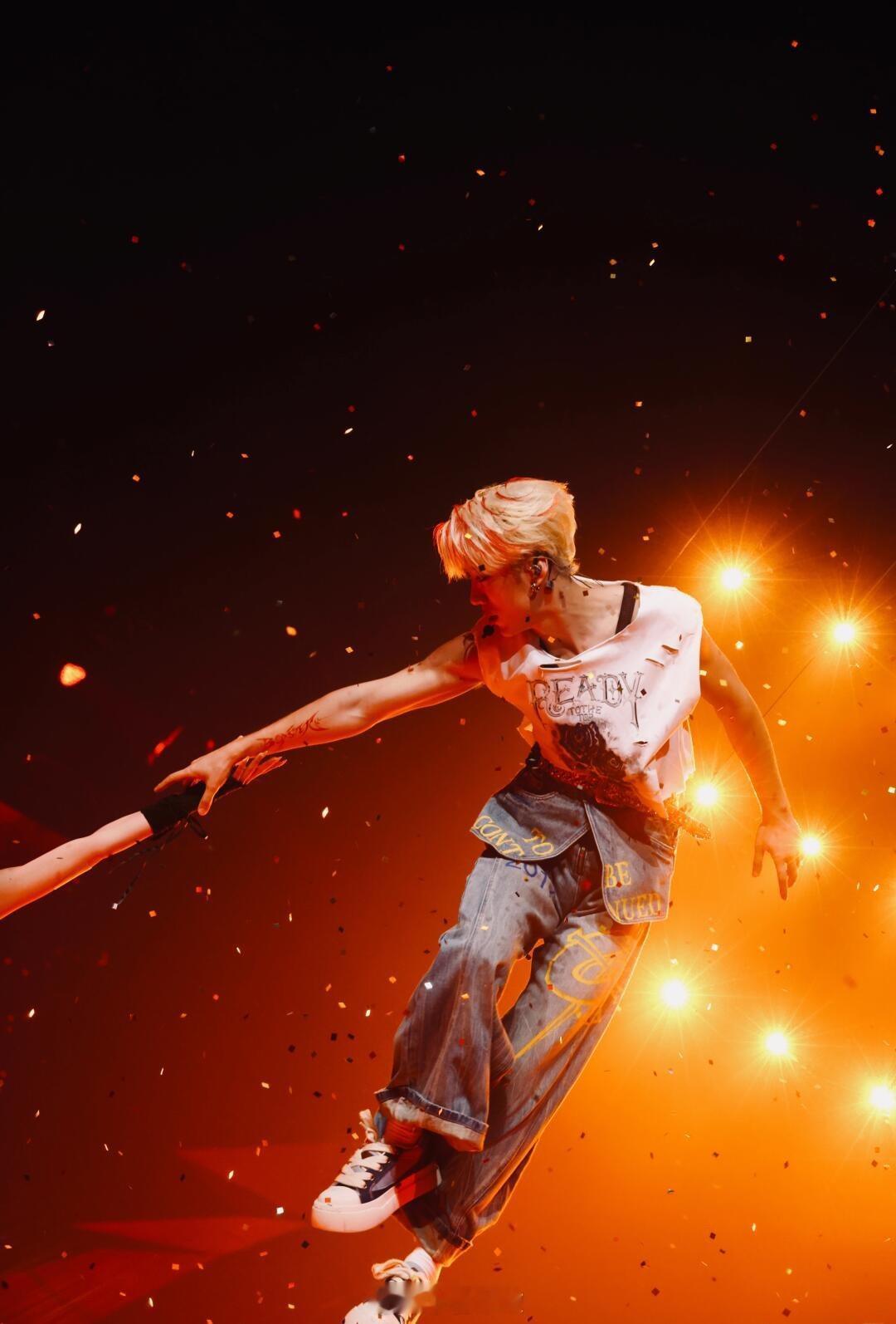 这样的神图在漫天金雨中从天而降 这波视觉冲击太强烈～有这么帅这么有气质穿什么都时