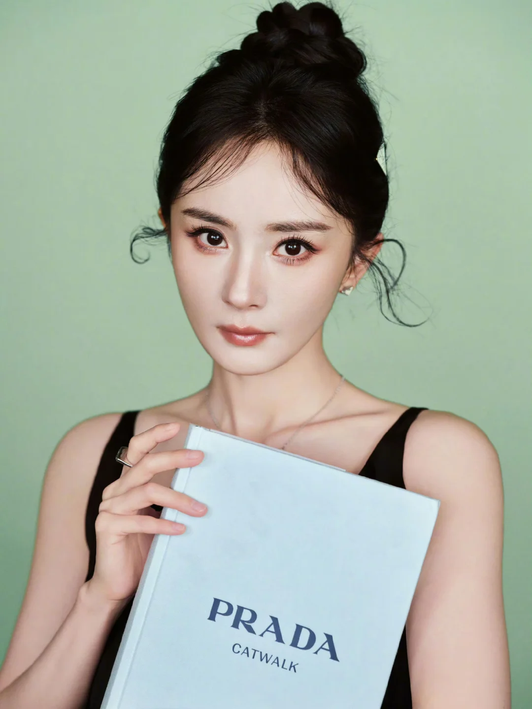杨幂 Prada深圳湾万象城精品店揭幕活动 连衣裙｜PRADA F/W...