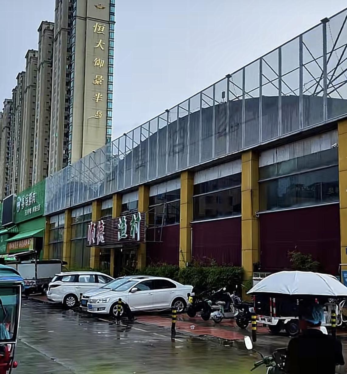 保安这么做，是酒店规定还是个人所为？
16日下午18时，广东佛山，一名女子和一岁