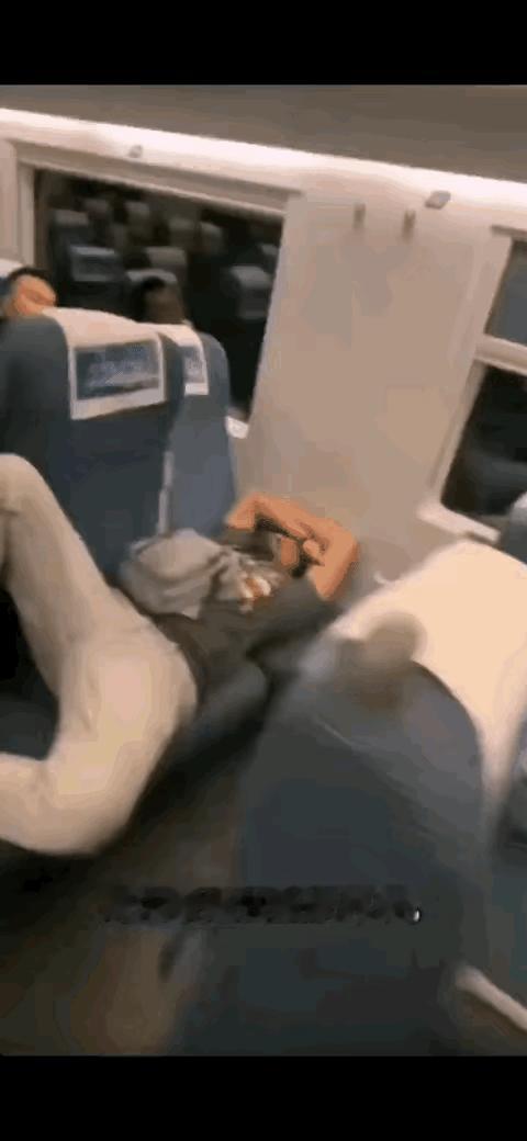 一名网友在去往张家界旅途中拍摄的一幕，网友带着孩子一进车厢，就闻到了一股浓烈刺鼻