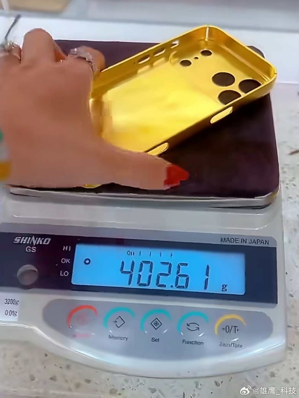 手机壳比手机还贵纯金的确实挺贵，这种手机壳真的不敢想象什么人才会用。如果掉地上磕