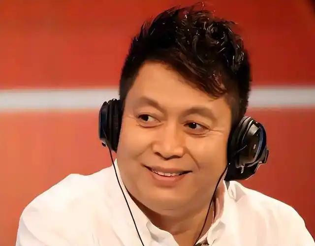 王为念在自传里写过，吵架最凶的一次，小香玉把他眼镜一把夺过去拧成麻花，把他推出门