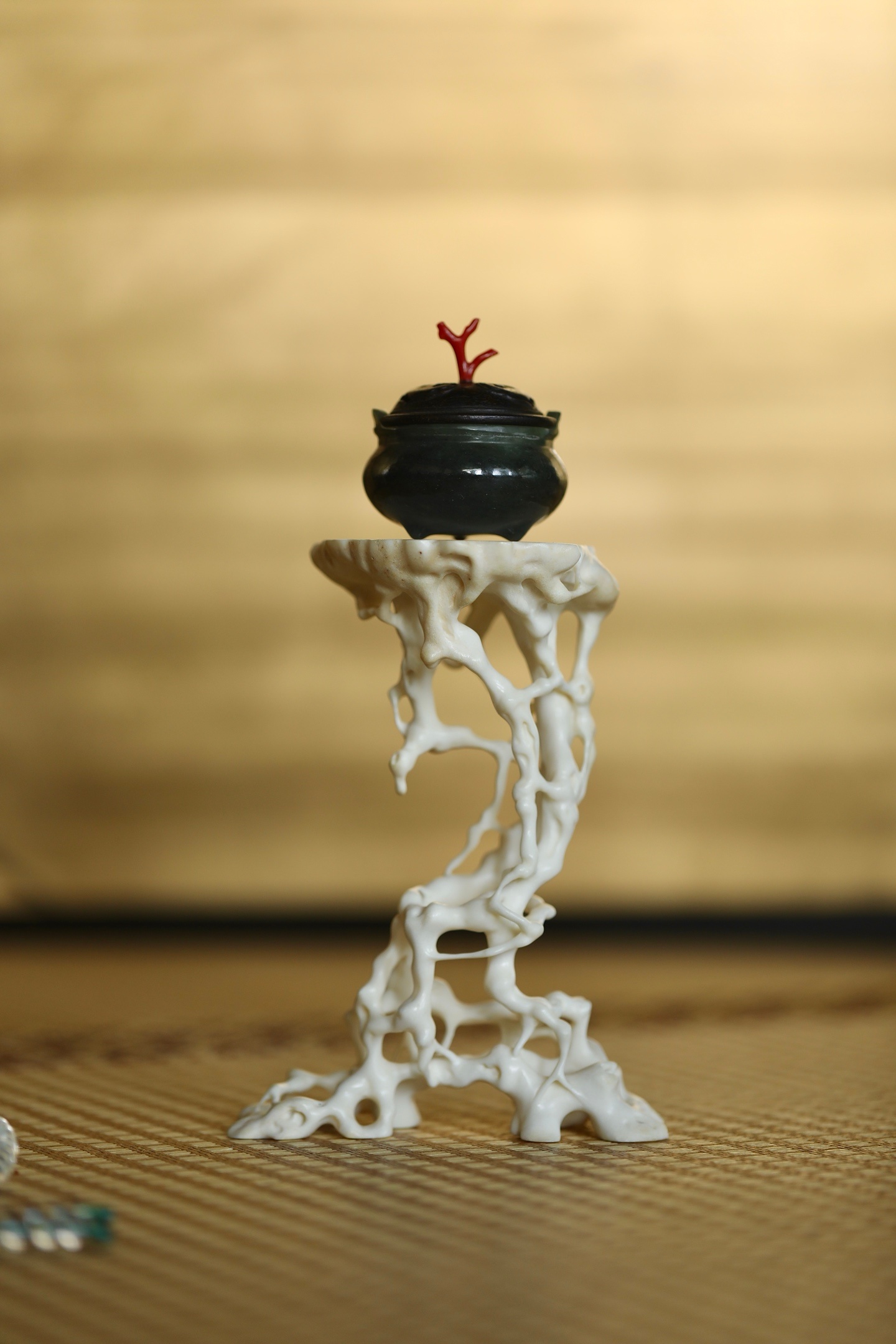 鹿角 | 根雕底座仿天然盘根错节之貌，枝蔓缠绕，孔洞玲珑，线条婉转流畅，虚实相生