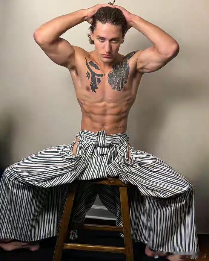 太爷们儿了，永远的帅哥！但如果可以请上点科技还原他的美貌，又是做模特的，要不真的