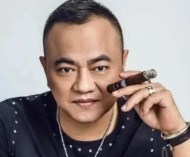 2004年，赵本山的保镖张家豪去酒吧消遣，无意刮蹭到一辆斯巴鲁，车主嚣张的向他索