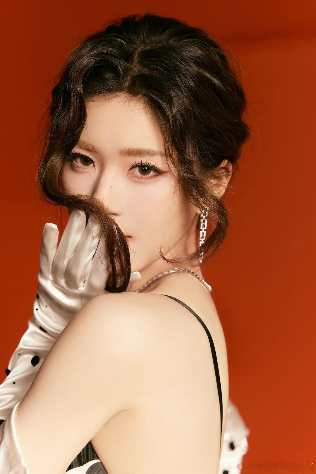 靠，刷豆瓣看见出图，我觉得赵露思这套很好看，很有感觉。。结果一看评论区在吐槽衣服