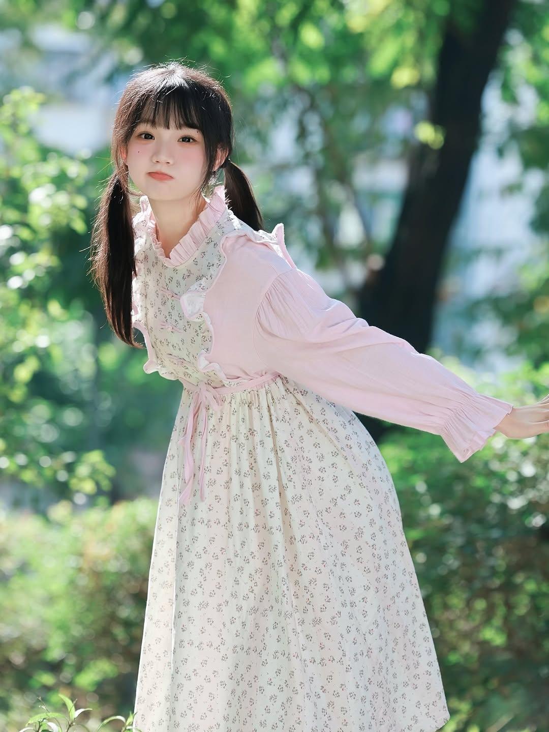 阳光下的少女，甜美与自然的完美结合