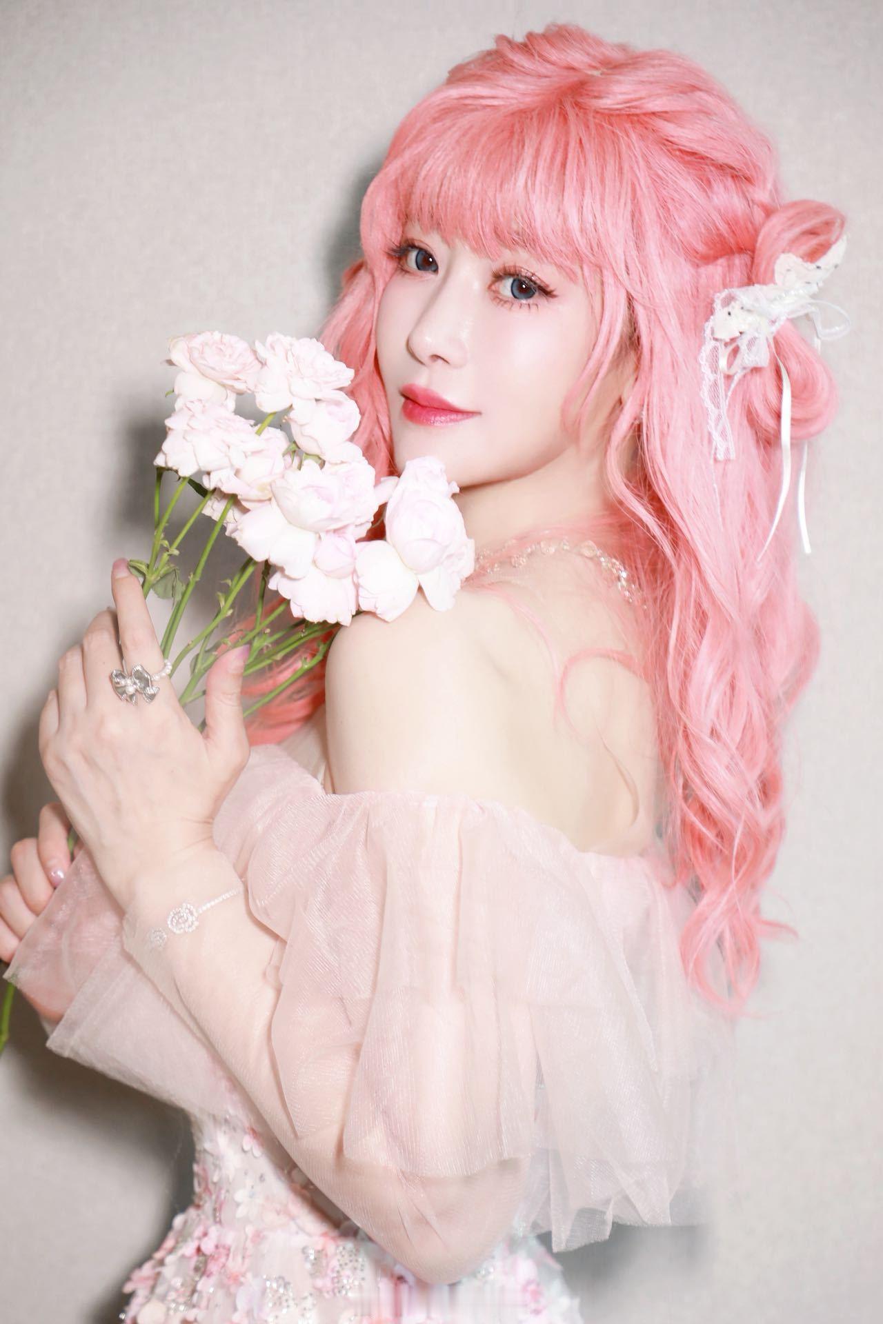 陈紫函粉发人间芭比有被美到失语冻龄女神蓬松卷发搭配biling的纱裙温柔又灵动！
