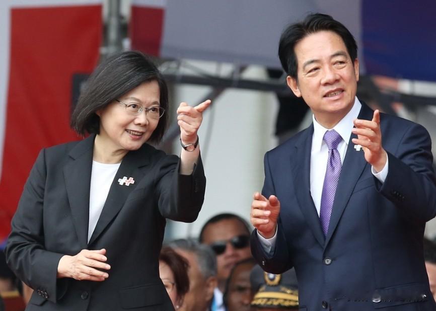 赖清德生气了！
原因是没人邀请他去访问，但是蔡英文的邀约却不断。
赖清德想去美国