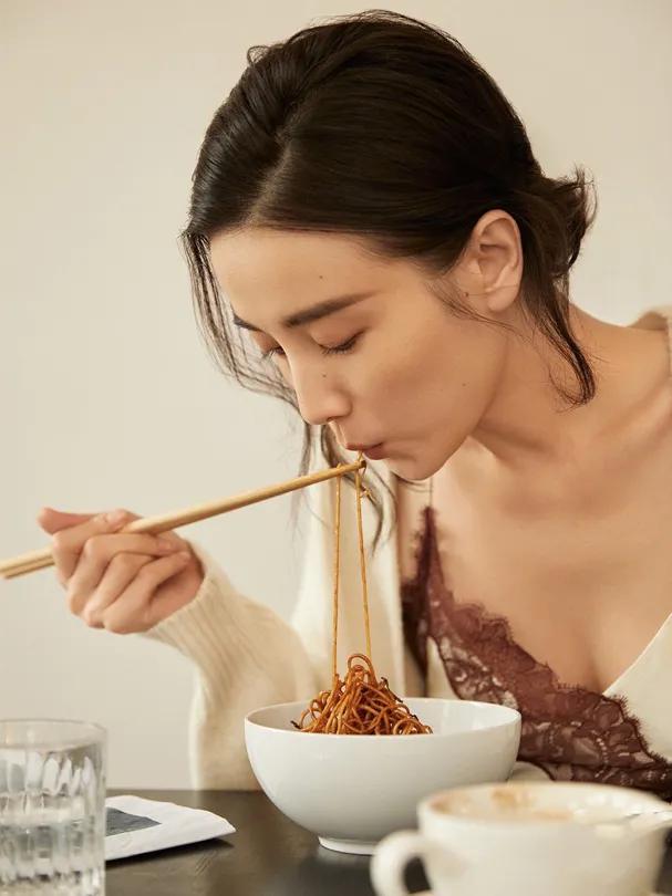 一次拍摄，张嘉译兴奋地对宋佳说：“咱俩又合作了。”宋佳嘴一撇，直截了当地回复：“