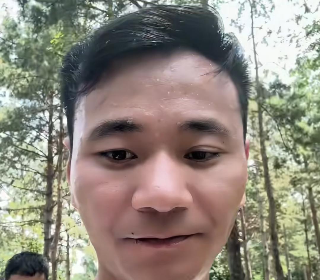 离婚证是今年三月的，专场是昨天取消的。
一个在砀山工作室被拍到手拿证件的旧照，一