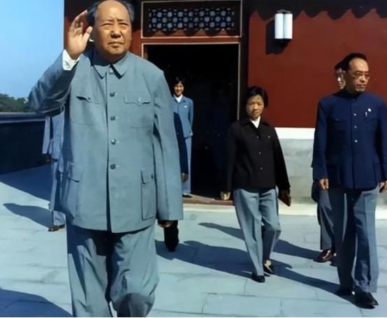 贺晓秋曾两次救下毛主席，建国后其子上北京被毛主席接见，主席说道：我给你两个特权！
