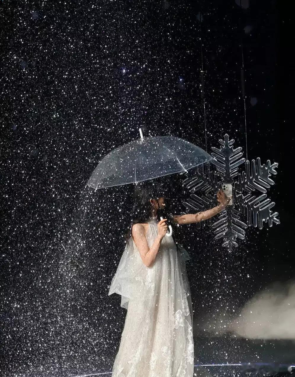 文亦娱乐田曦薇一袭白色裙装仙气飘飘 撑透明伞宛若花仙子 