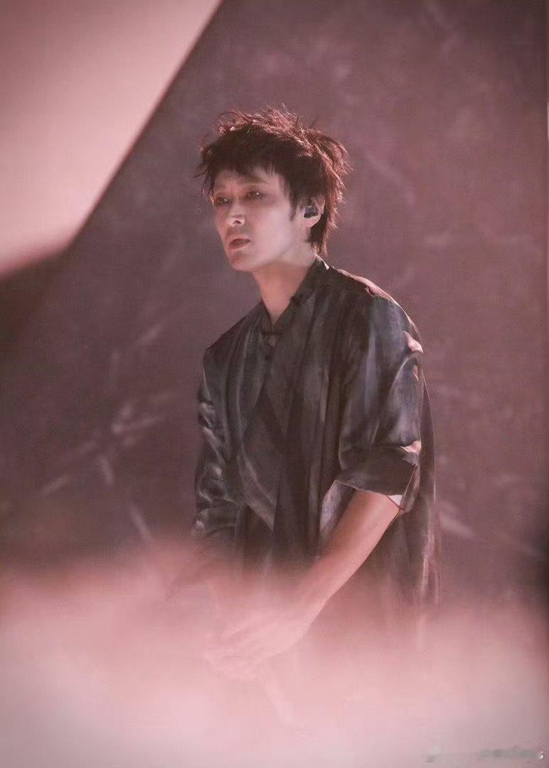 王传君为了野人拼了 王传君 演员搞唱跳的表现力《野人》舞台的成功离不开王传君的付