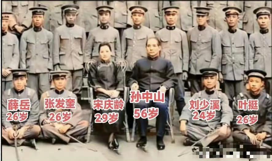 这几张泛黄的老照片，每次看都让人忍不住头皮发麻。前排坐着孙中山与宋庆龄，身后簇拥