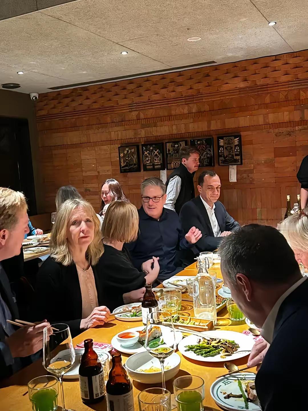 英国首相斯塔默到北京的第一天，
没有去吃火锅，
也没有去吃北京烤鸭，而是直奔
北