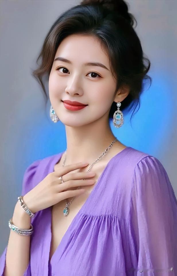 一袭柔紫轻纱，惊艳了时光。清透的蓝调珠宝与温婉笑靥交相辉映，宛若晨曦微露，优雅从