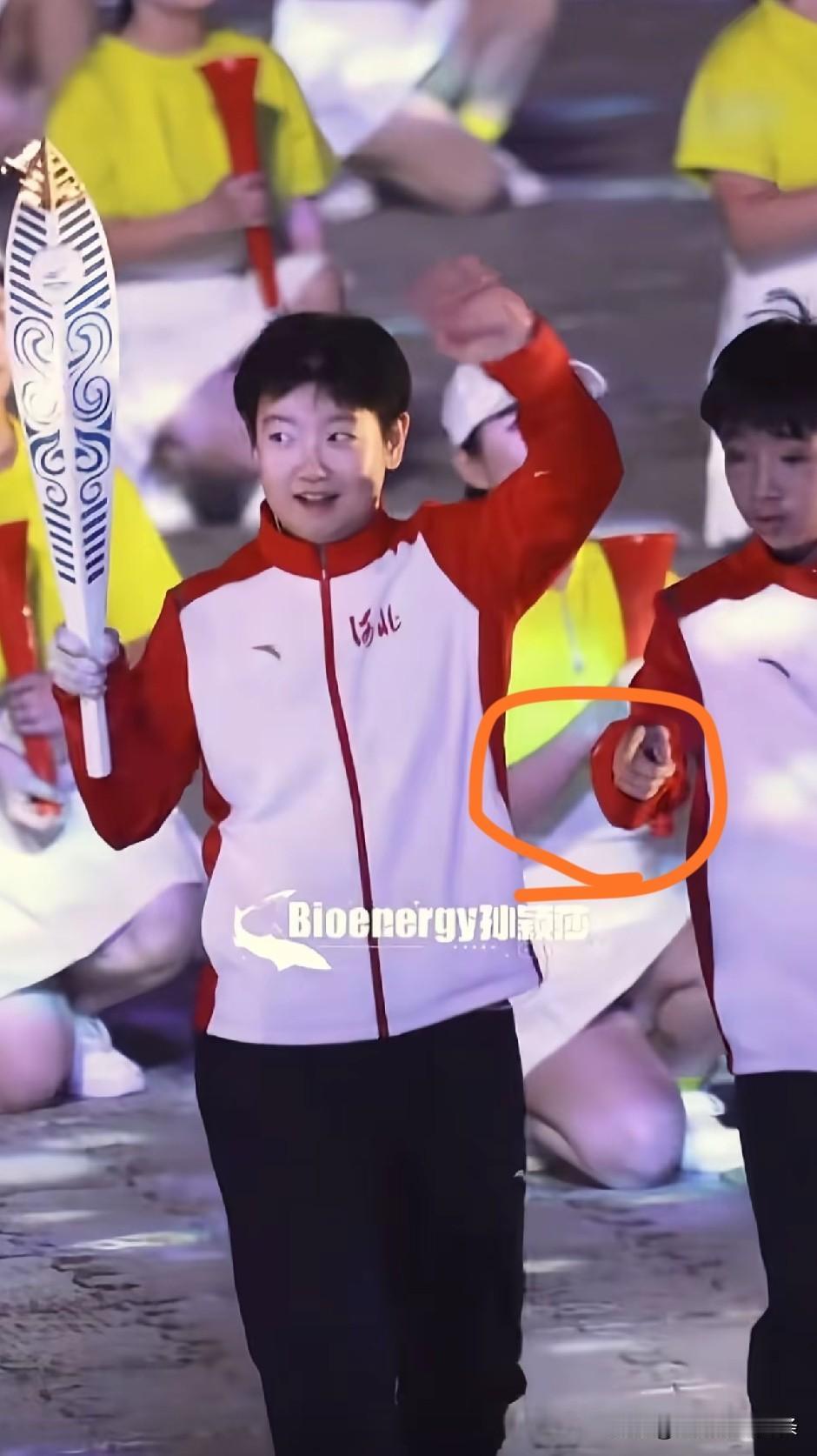 操碎心的小孩姐和导演，
虽然莎莎彩排了，
但比不过她自己迷糊，
昨天跑到队伍前面