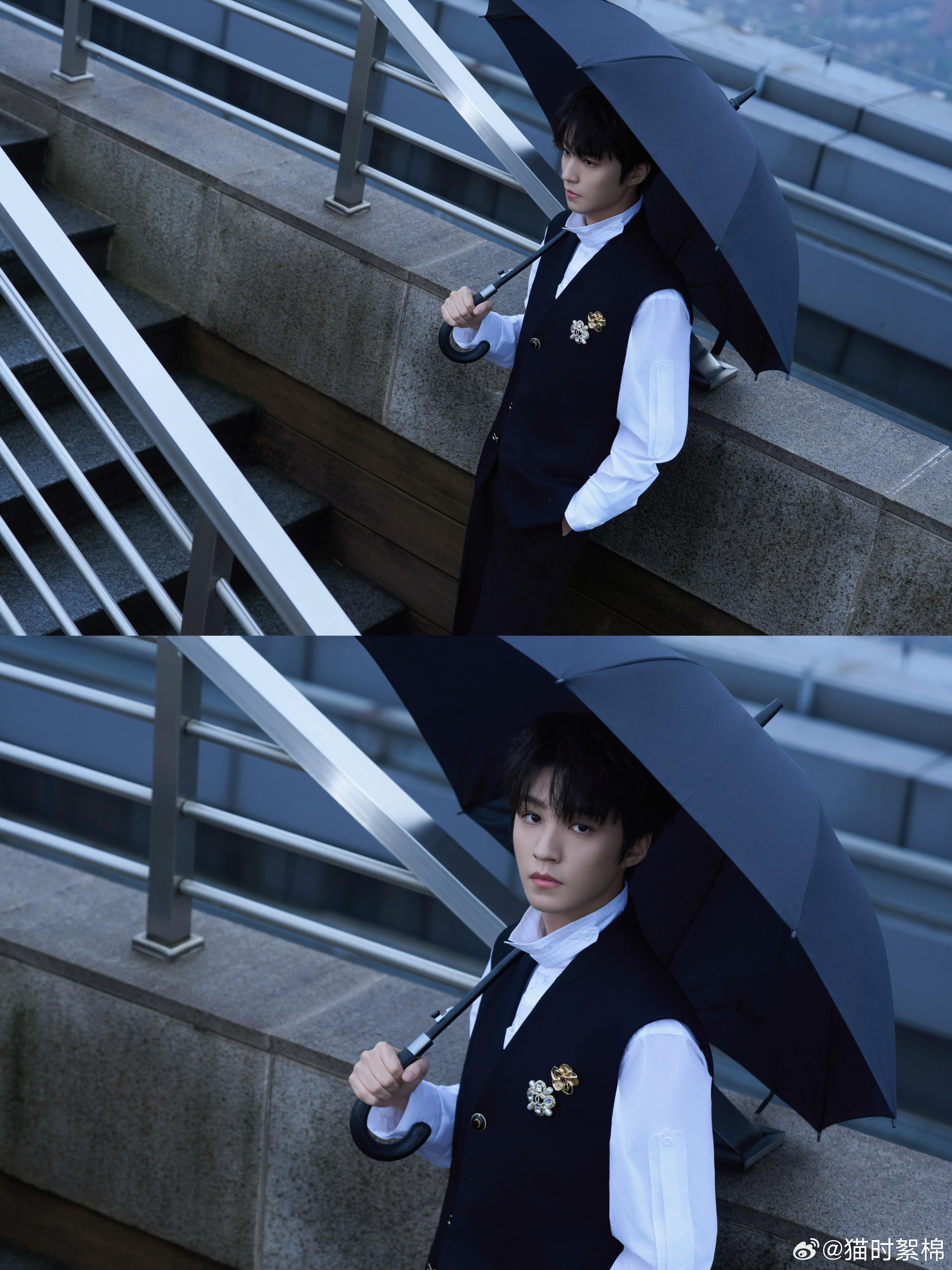 乘风送考人王俊凯，矜贵绅士氛围感拉满～衬衫搭配马甲，胸前点缀CHANEL精致胸针