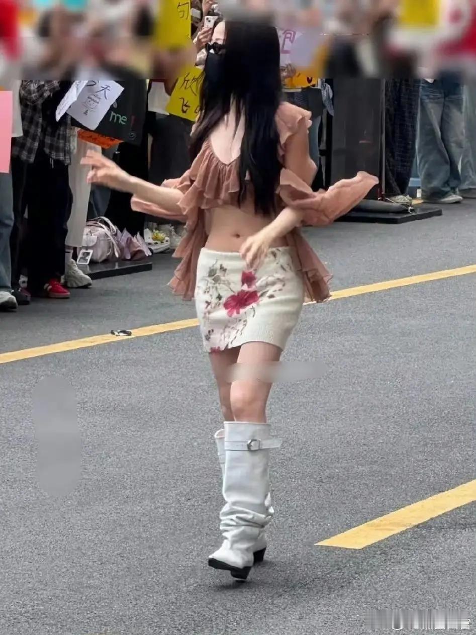 虞书欣这衣品真是一言难尽，穿搭不伦不类的，上衣露肚子，衣料薄，鞋子更难看，又宽又