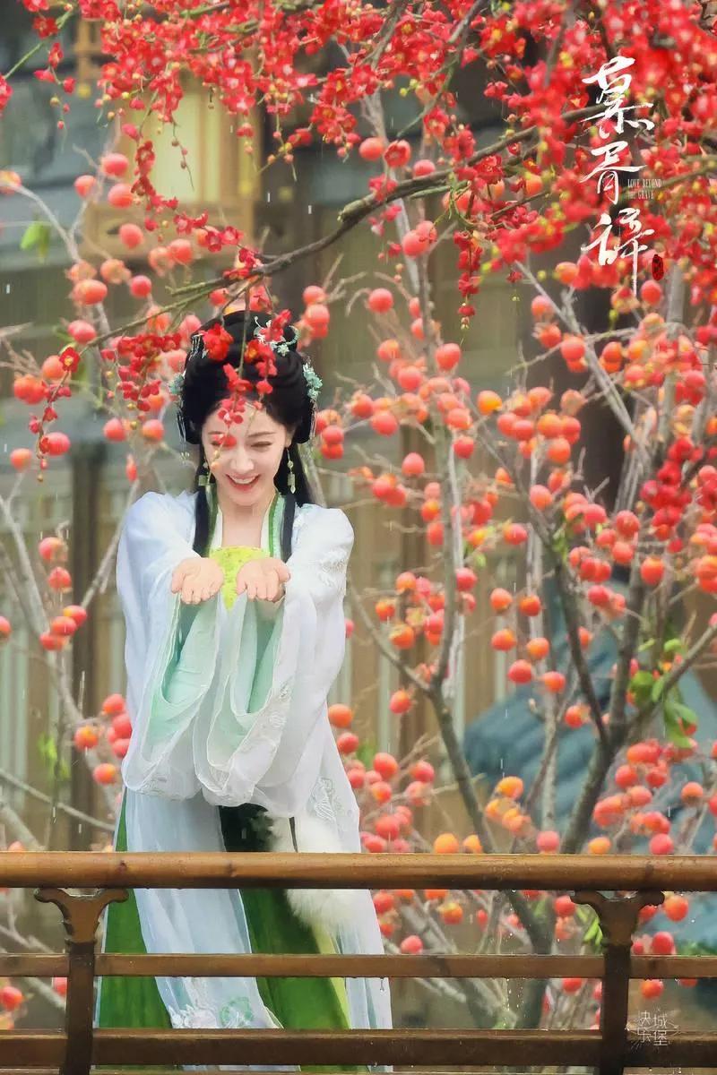 迪丽热巴新剧路透，一身绿色古装气质温婉，把玩毛绒尽显柔情。