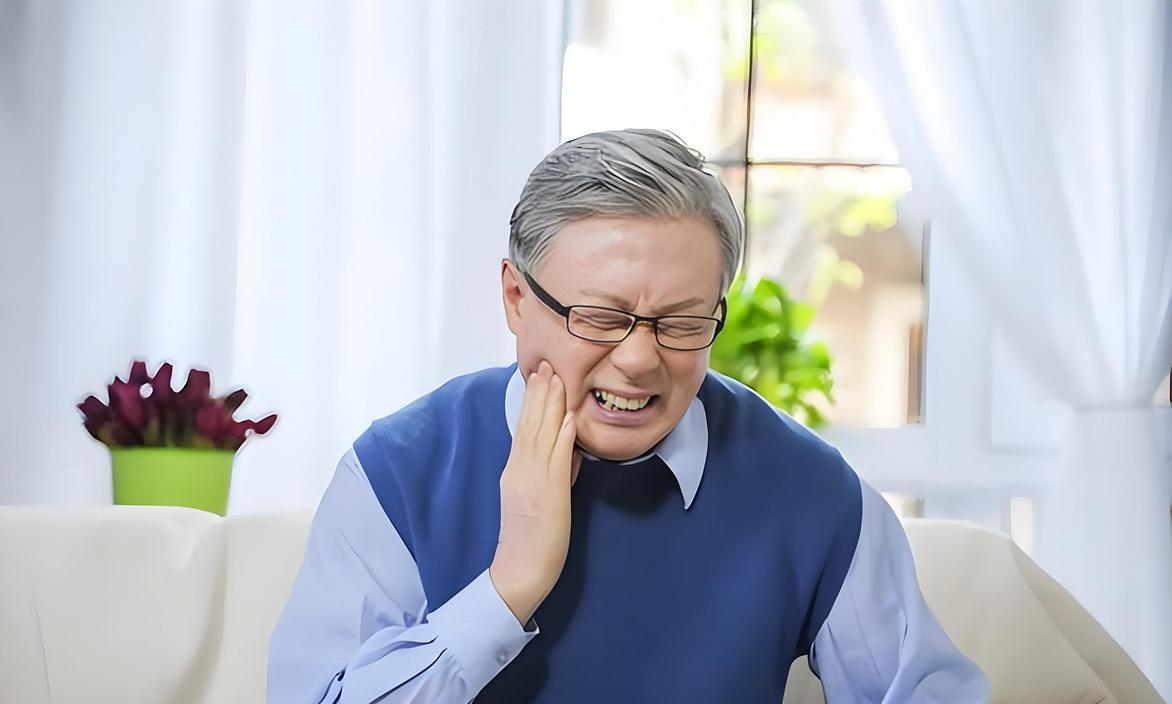 寿命长不长，牙齿先知？60岁后，掉牙多的人活得久？告诉你答案

李大爷今年刚过了