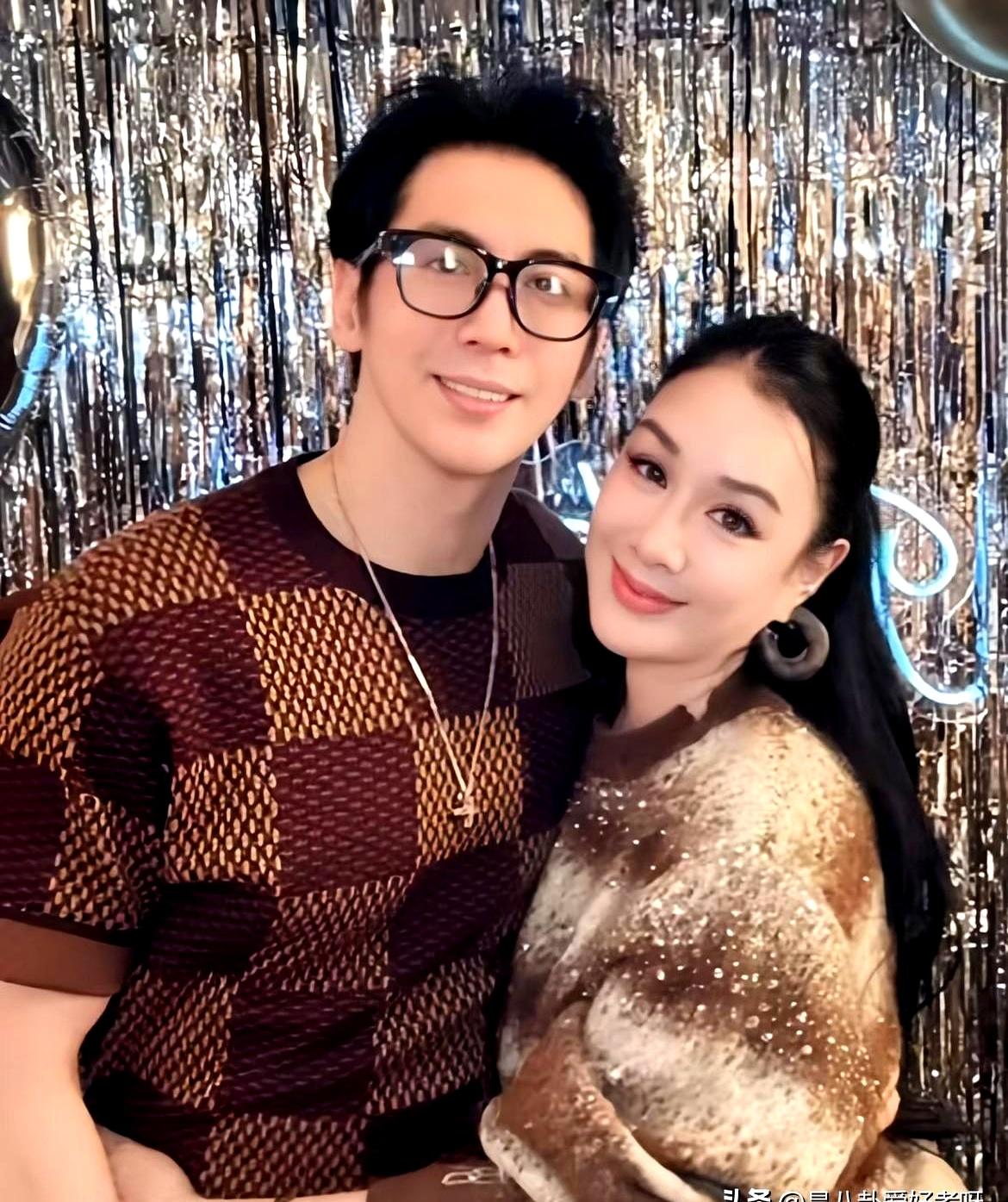 张伦硕在台上公开提到要孩子这事，真挺让人意外的。
很多人第一反应都是：这不是当众