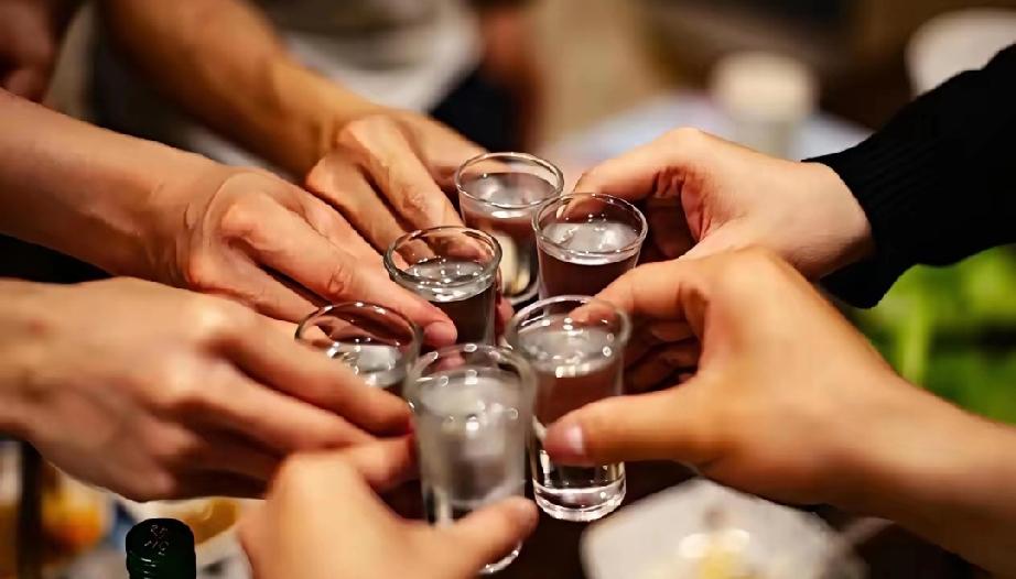 又是喝酒惹的祸！河南南阳，一男子来到表兄家中参加生日宴时，因饮酒过量导致醉酒。待