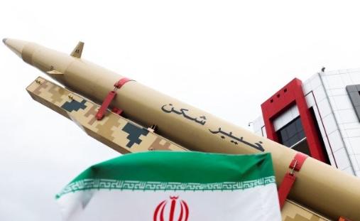 刚刚，伊朗高级官员对塔斯尼姆通讯社表示：
 
“在伊朗的军事威胁展现出真实可信的