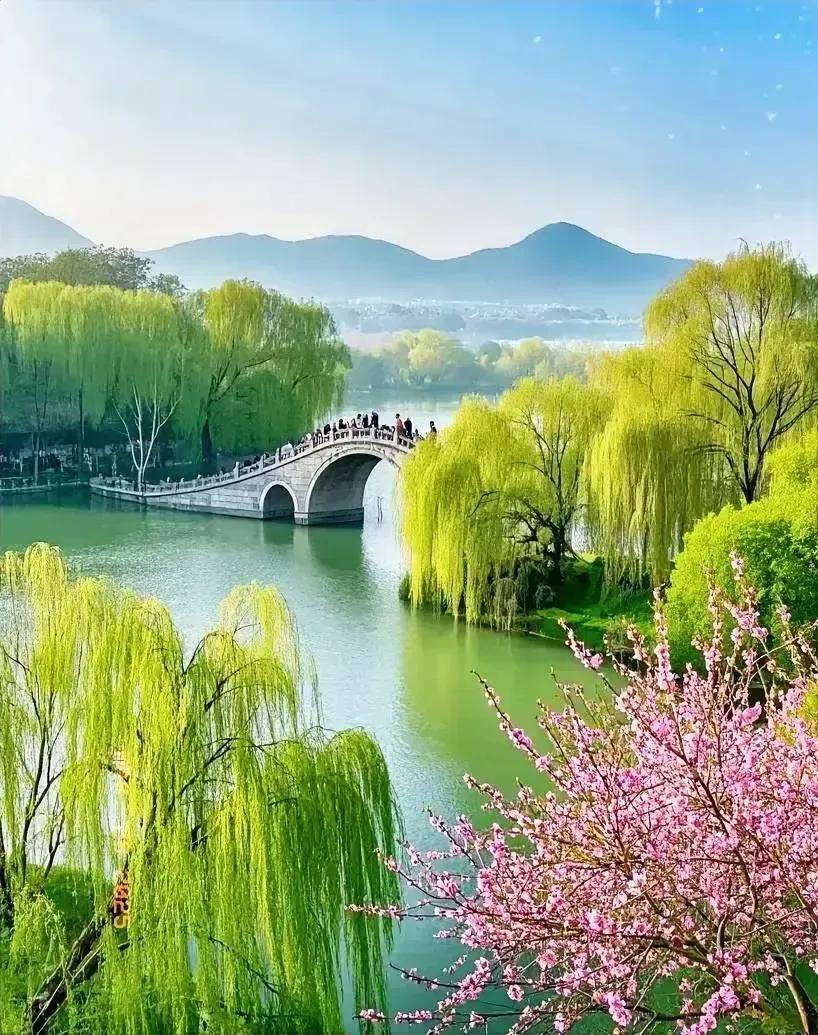 《鹧鸪天·赠君祈福》

厚德修身万众尊，
慈良持守福盈门。
丹心一世逢知己，
至