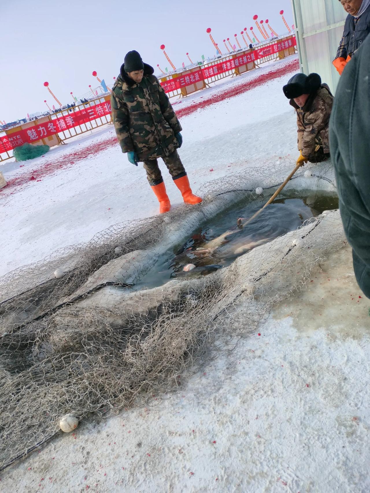 看到了小学的班主任，不由得倒吸一口凉气。

街道两旁张灯结彩，尽显喜庆。集市上，