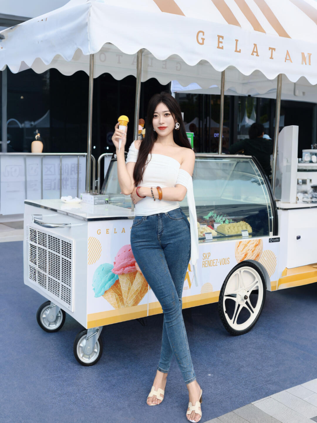 吃冰激淋的小姐姐