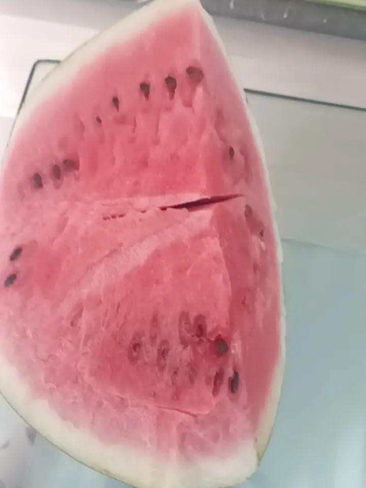 零食真的是好东西吗？
昨天在路边买了个12斤的西瓜，两人一天吃了一半，上午1/4