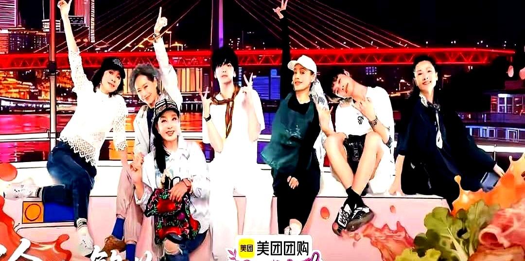 75岁摔骨折，第一反应竟是看镯子。
 

她录节目一脚踩滑，宁可手臂挫伤也要护住