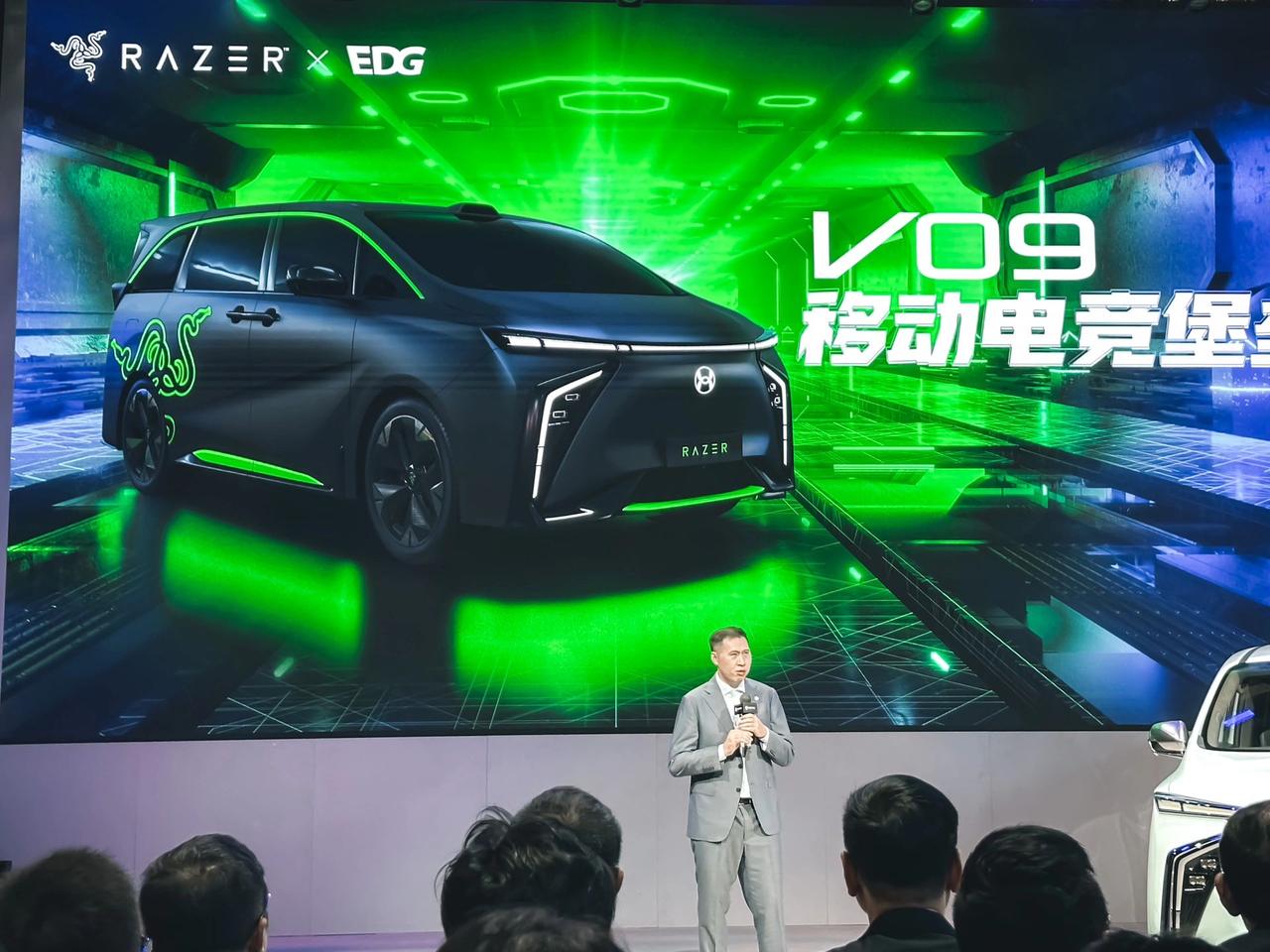 合创 x 雷蛇 电竞 MPV
超大四人座，后排两大屏幕，职业选手保姆车选择
