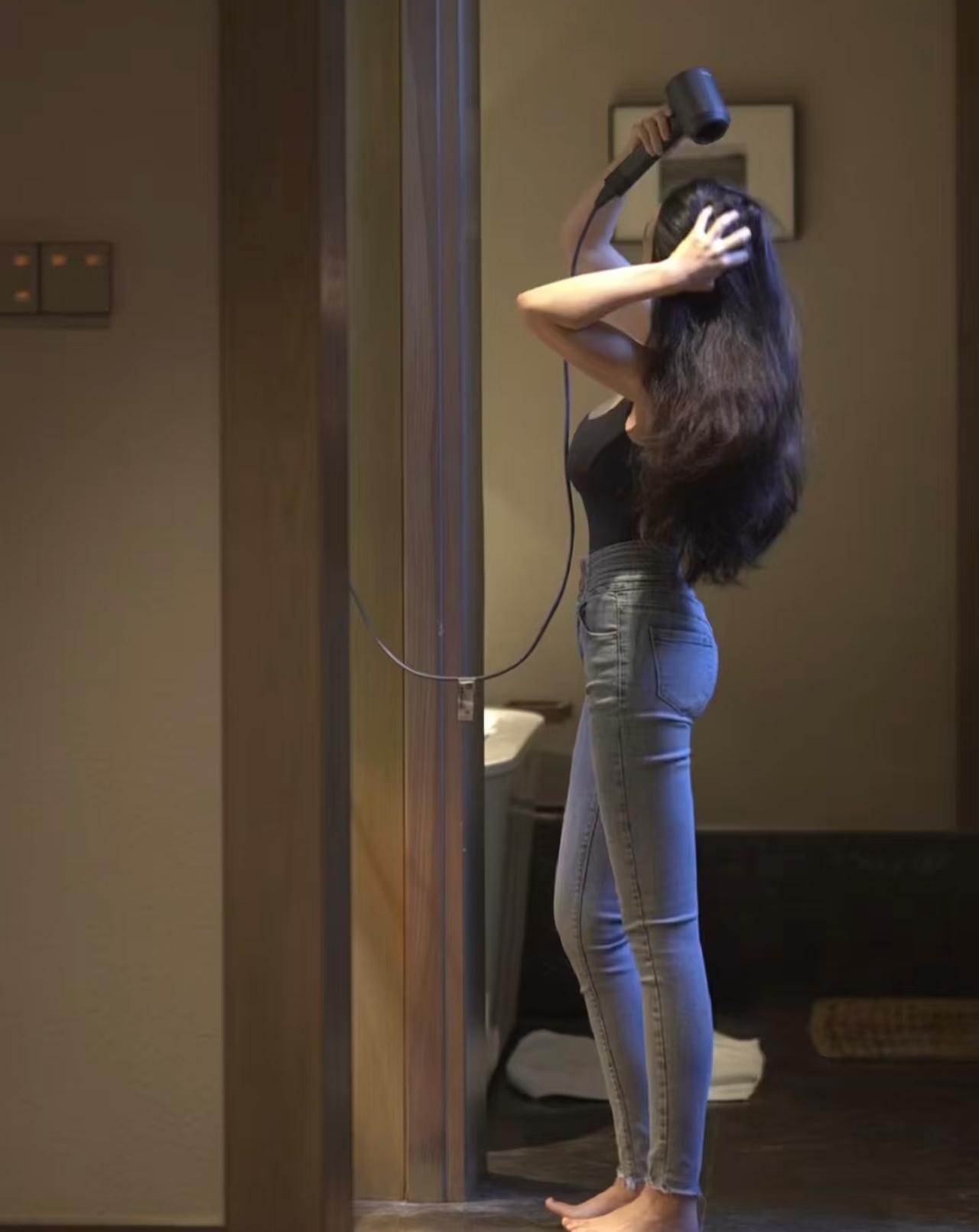 后来才懂，
好的感情从不是轰轰烈烈的拉扯，
而是细水长流的安稳。
是晚归时留着的