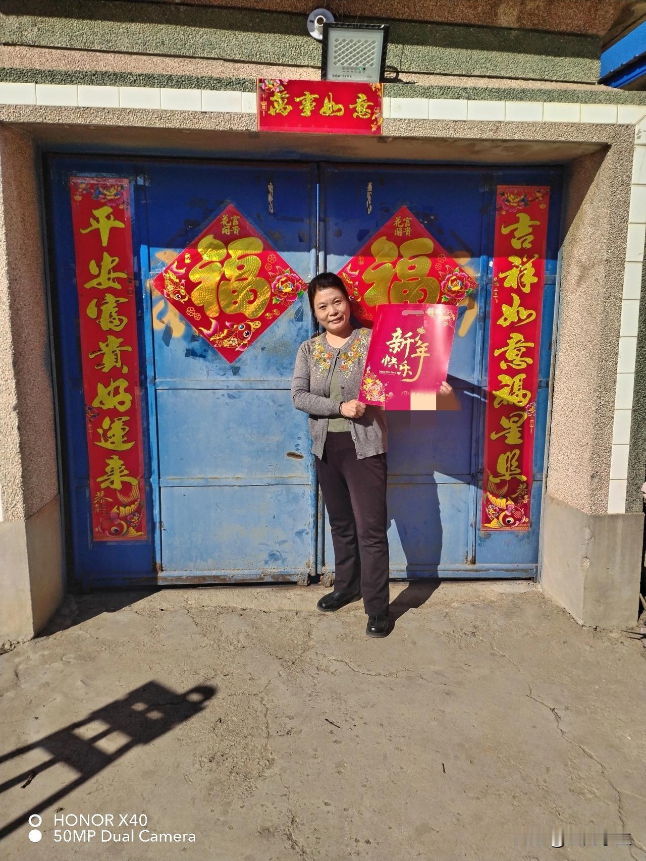 今年我们在老家过年了，10点钟我们开始贴春联，老公还踩梯子，很怕粘歪了。

过年