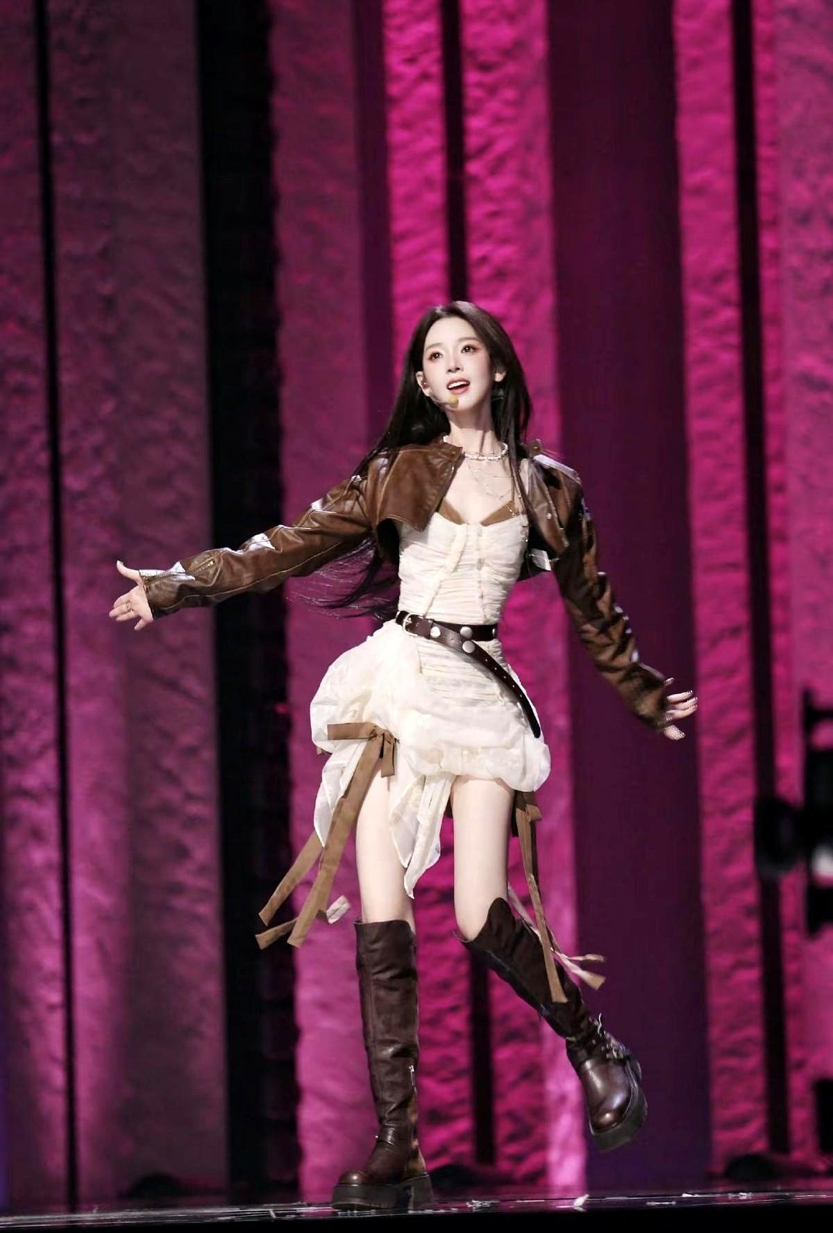 陈瑶《乘风2026》初舞台，红裙短发甜到爆，谁顶得住啊？！

她以前演岳绮罗那种