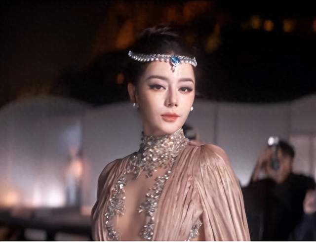 苏州暴雨夜，热巴衔蝶开毯一夜封神，杨紫刘亦菲差在哪？